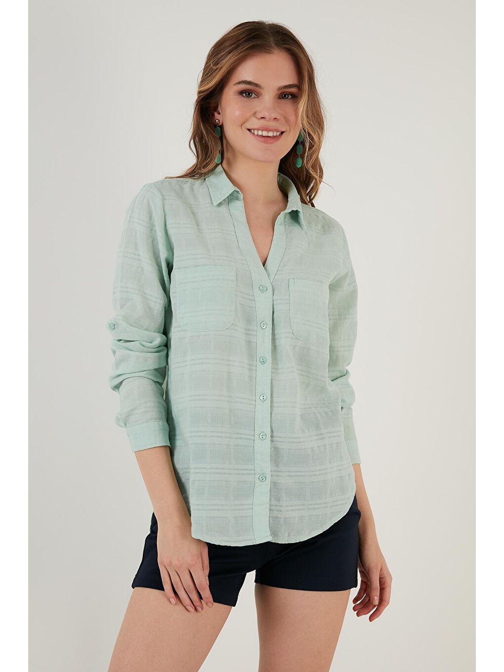 Yeşil Pamuklu Çift Cepli Düğmeli Regular Fit V Yaka Gömlek 51425757-3