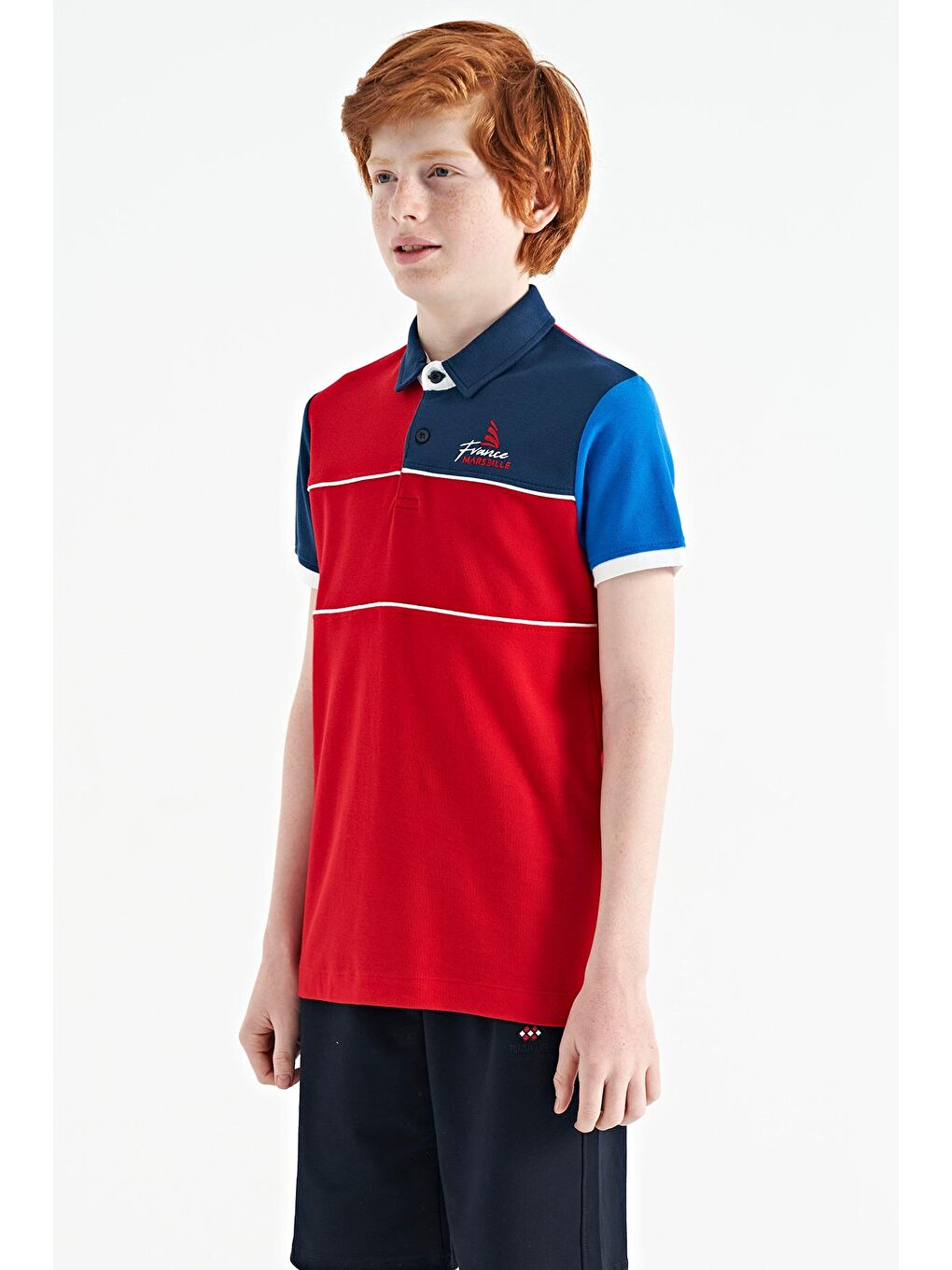 TOMMYLIFE Kırmızı Renk Bloklu Nakış Yazı Detaylı Standart Kalıp Polo Yaka Erkek Çocuk T-Shirt - 11109