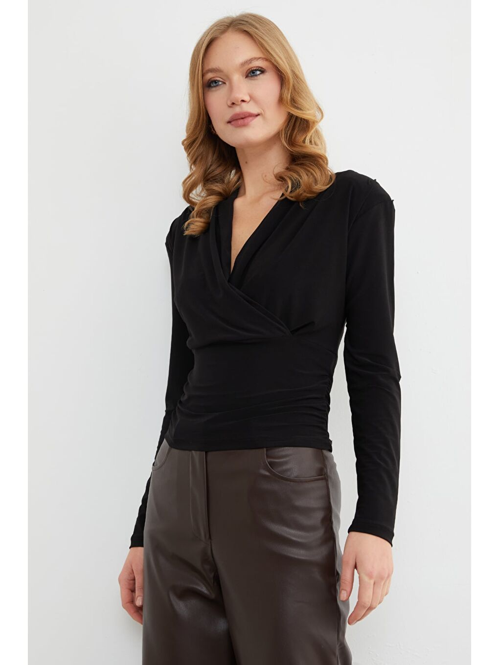 Siyah Omuz Vatkalı Kruvaze Yaka Bluz-3