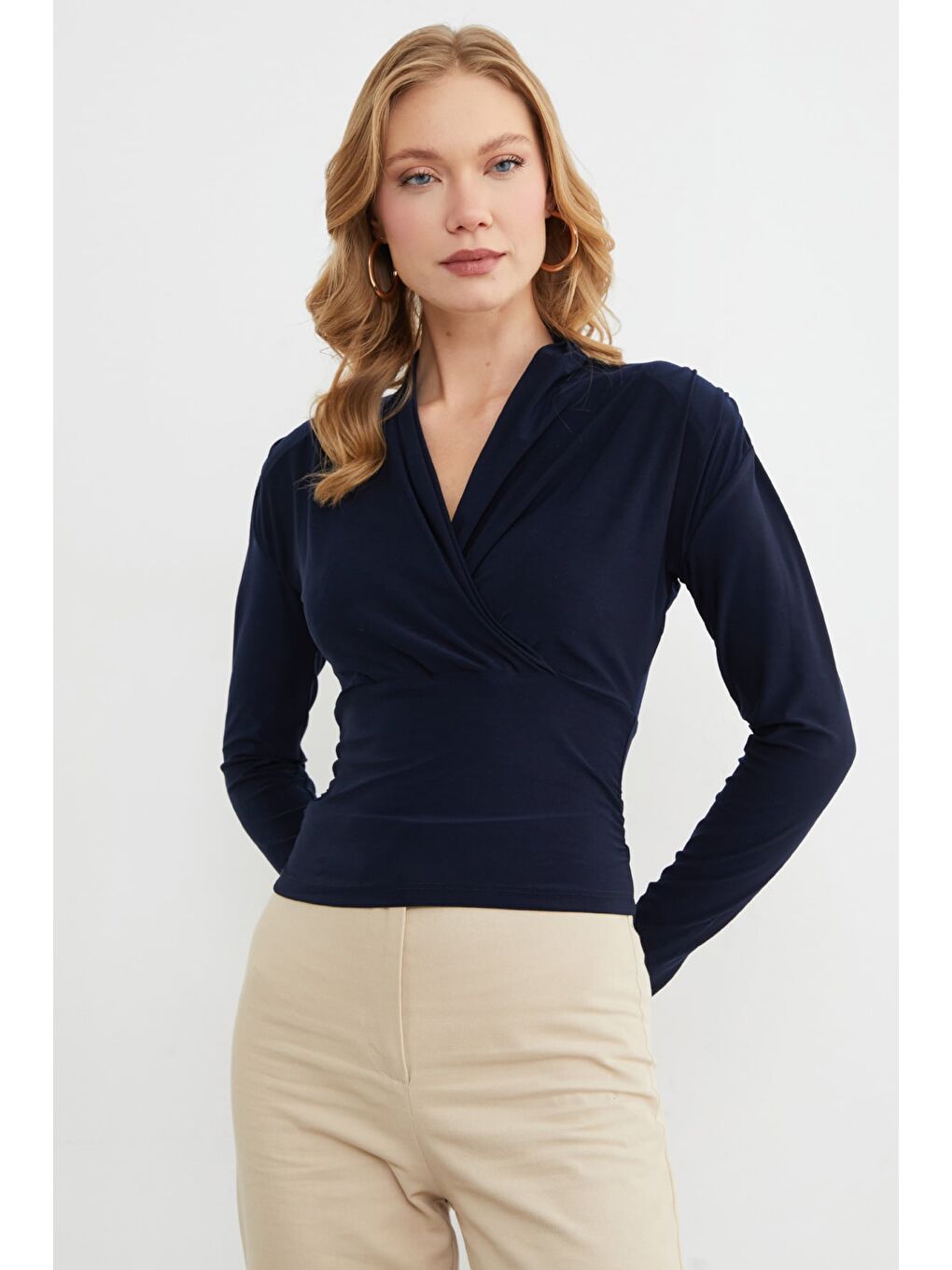 Lacivert Omuz Vatkalı Kruvaze Yaka Bluz-1