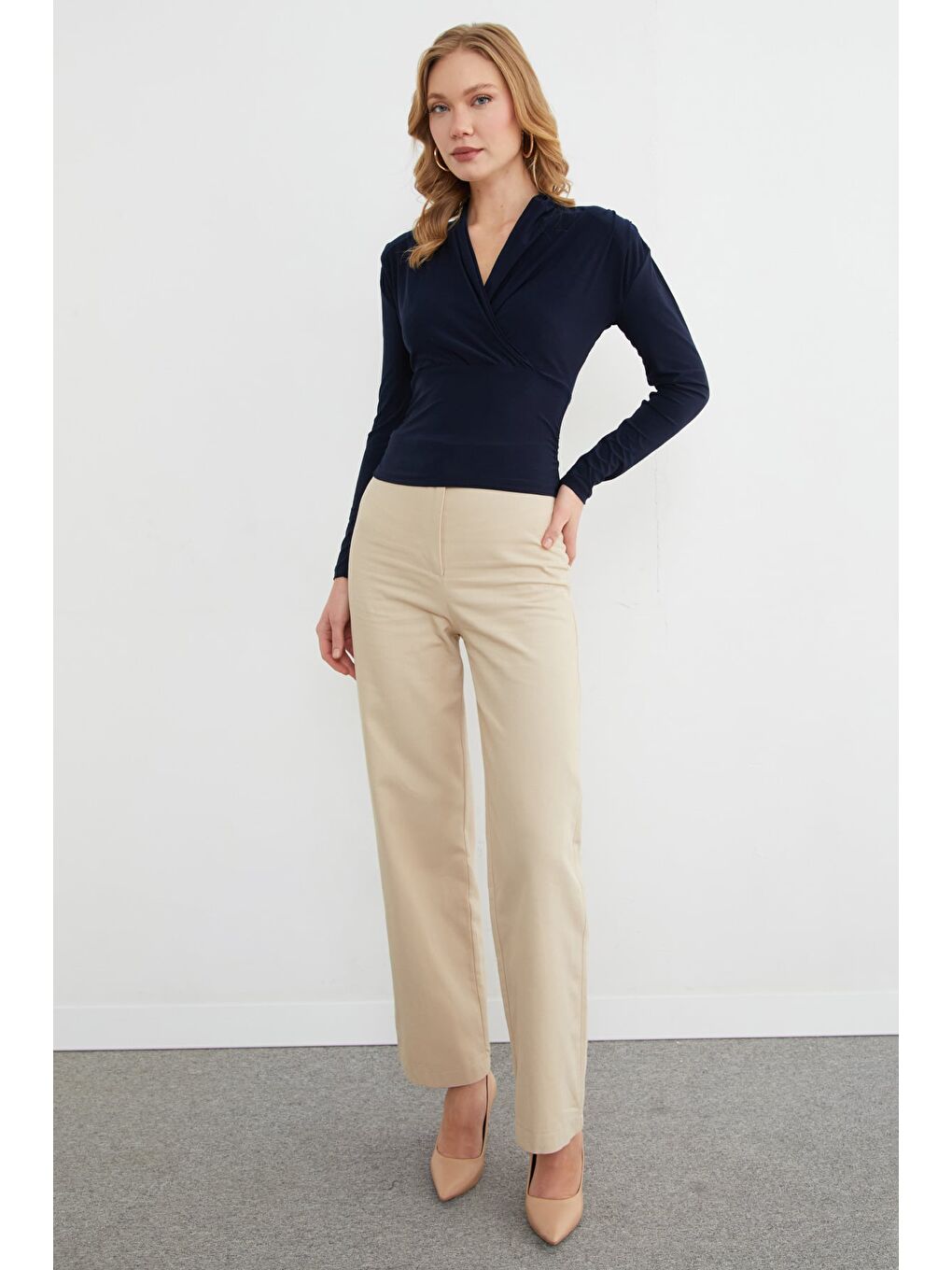 Lacivert Omuz Vatkalı Kruvaze Yaka Bluz-2