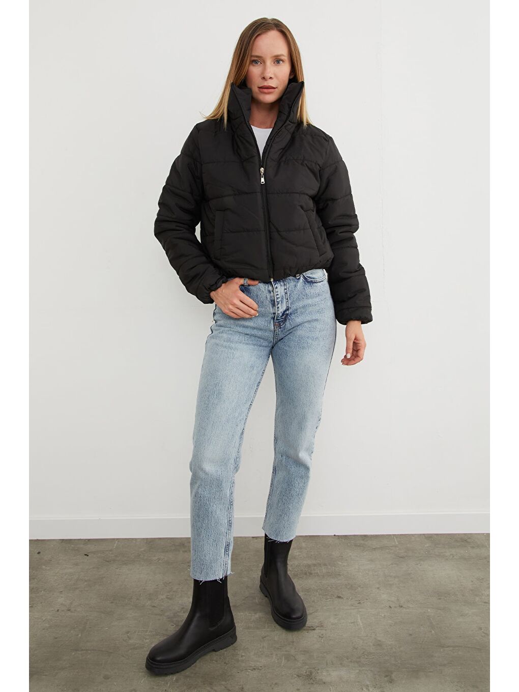 Siyah Beli Lastikli Crop Şişme Mont-3