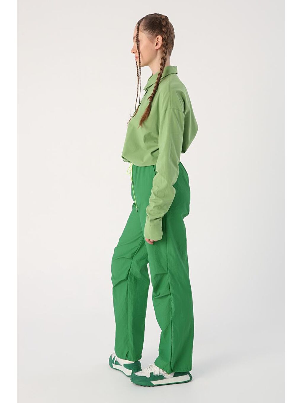 Yeşil-Paraşüt Kumaş Pile Detaylı Paçası Büzgülü Pantolon-2
