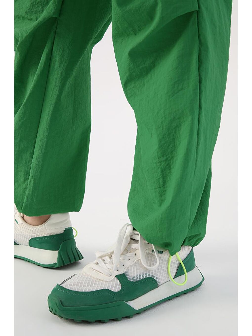 Yeşil-Paraşüt Kumaş Pile Detaylı Paçası Büzgülü Pantolon-4
