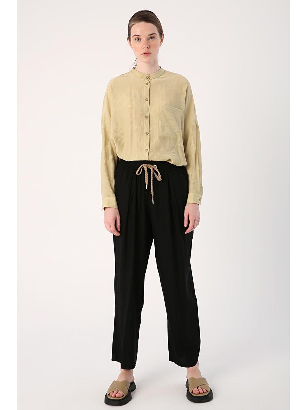 Siyah-Beli Lastikli Geniş Paça Pantolon-1