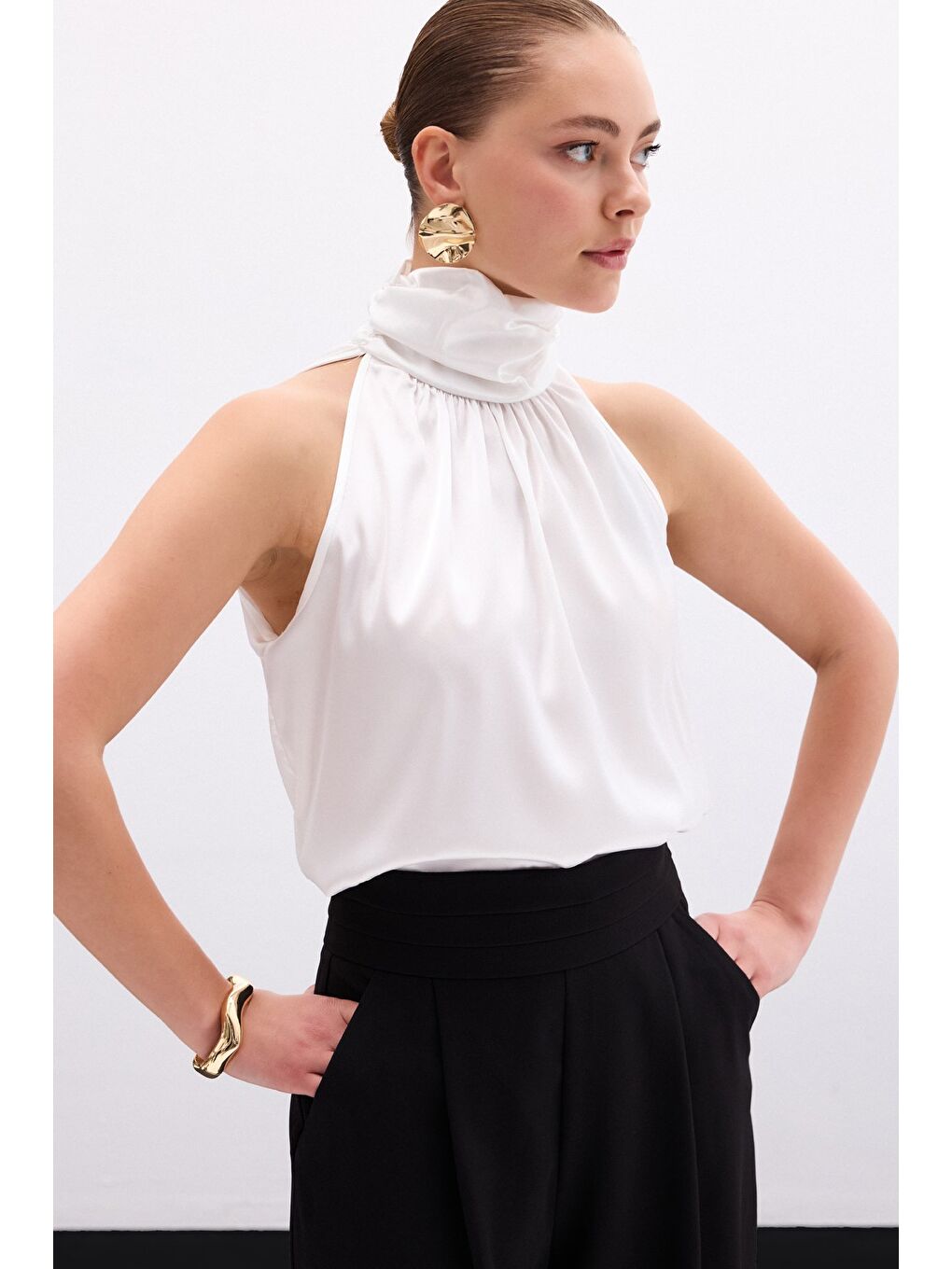 Boğazlı Kolsuz Bluz - Ekru