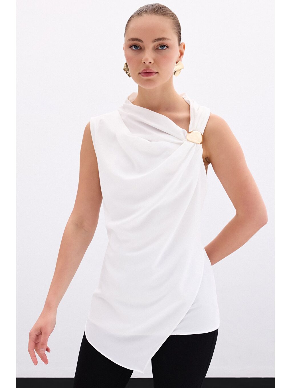 Tek Omuz Aksesuarlı Bluz - Ekru-1