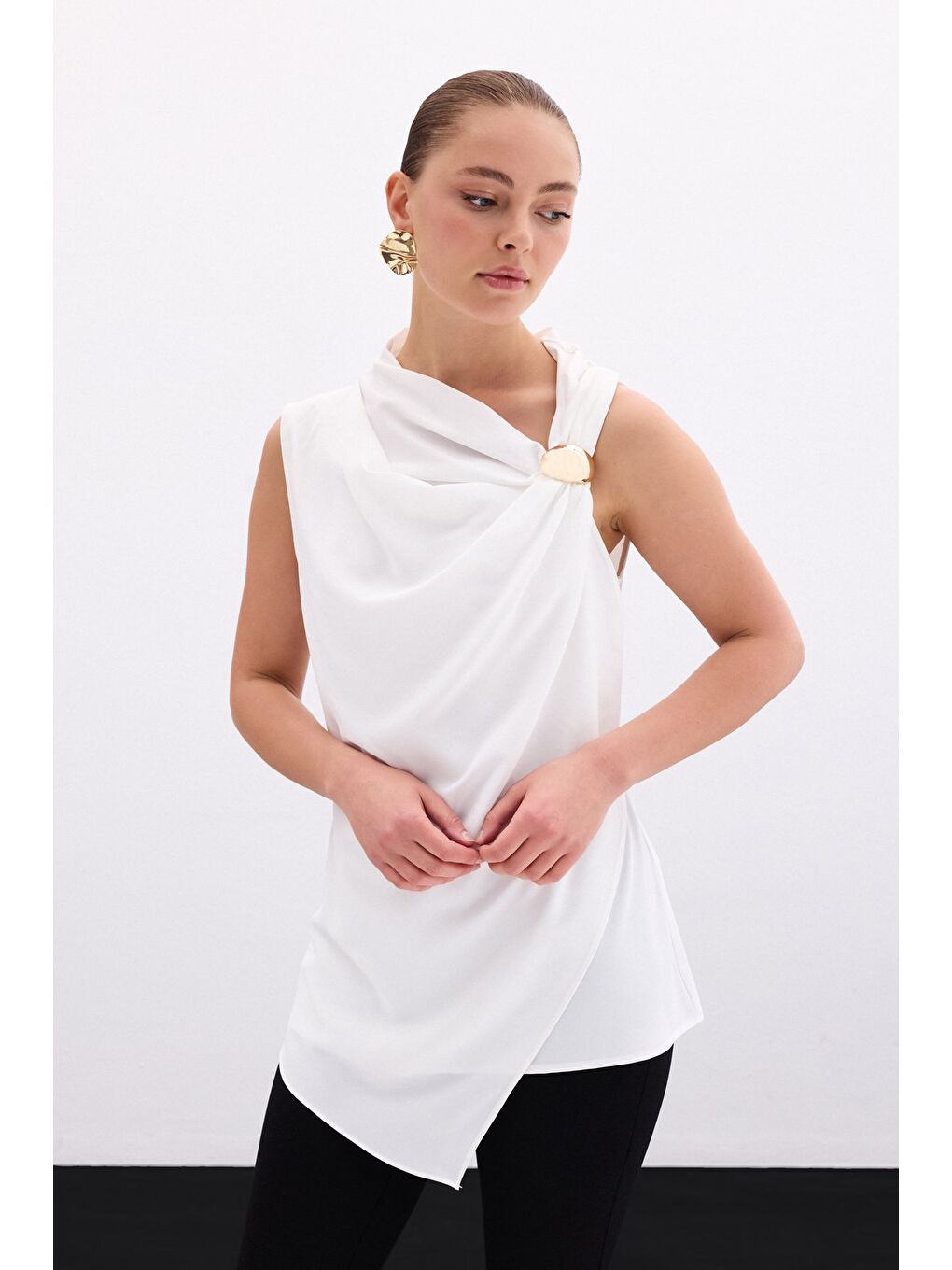 Tek Omuz Aksesuarlı Bluz - Ekru-2