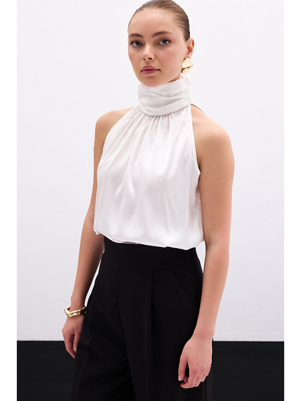 Boğazlı Kolsuz Bluz - Ekru-3