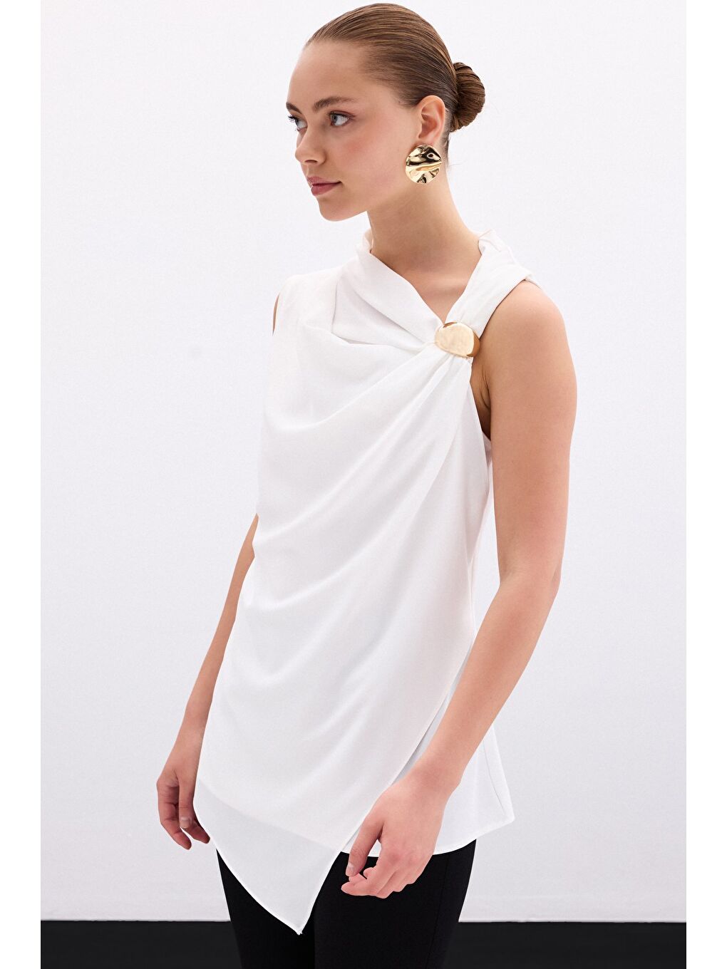 Tek Omuz Aksesuarlı Bluz - Ekru-3