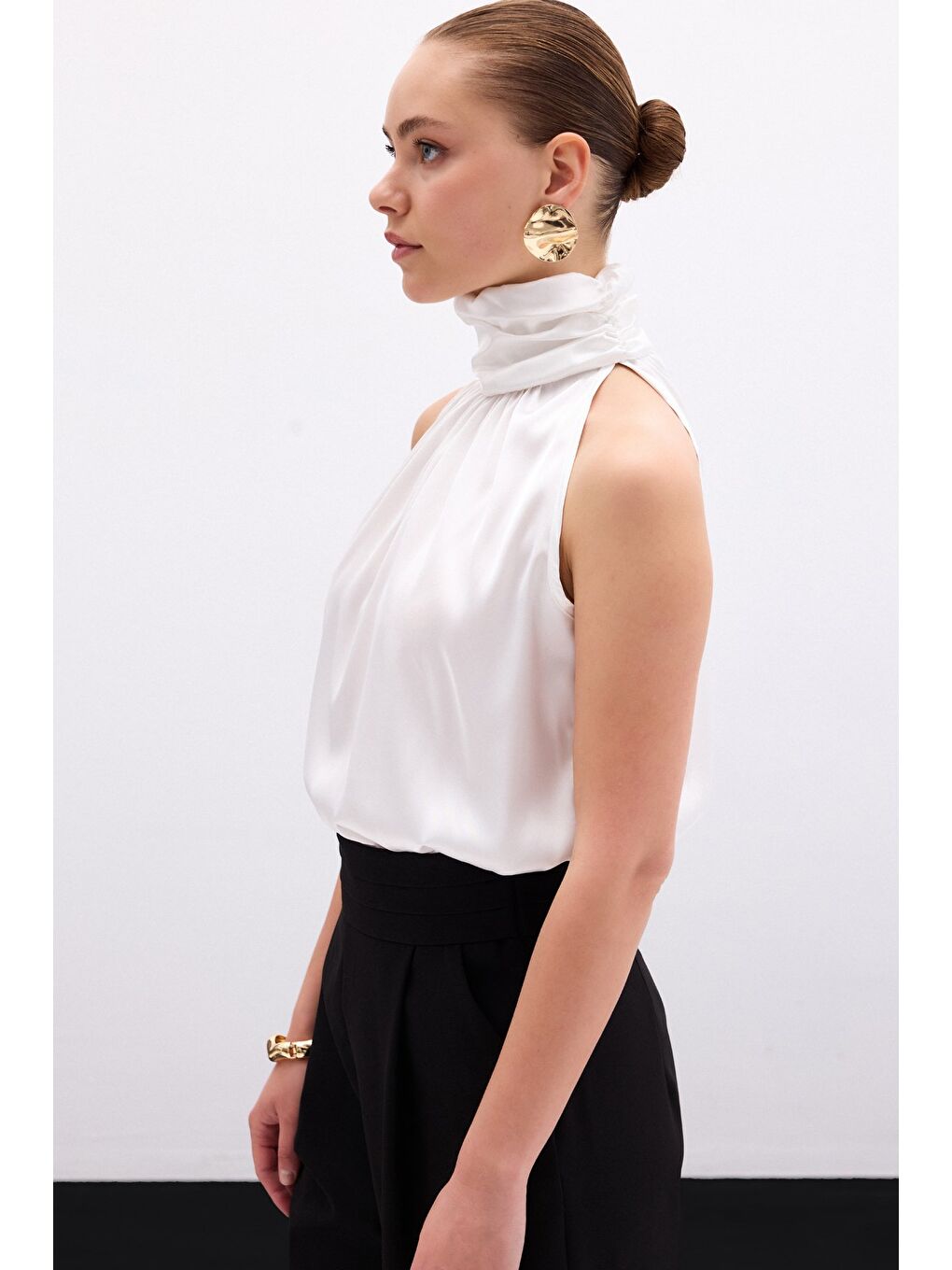 Boğazlı Kolsuz Bluz - Ekru-4