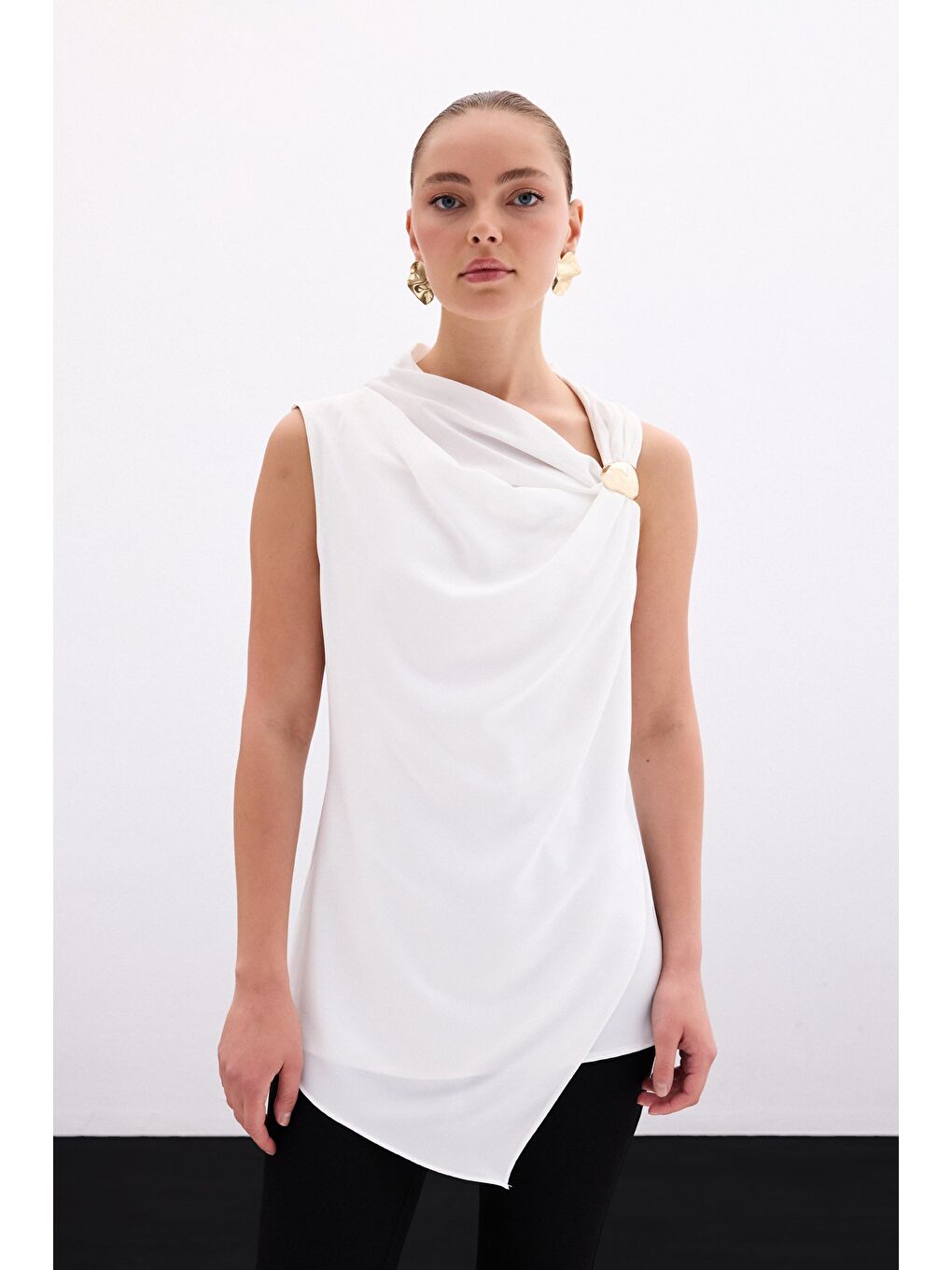 Tek Omuz Aksesuarlı Bluz - Ekru-4