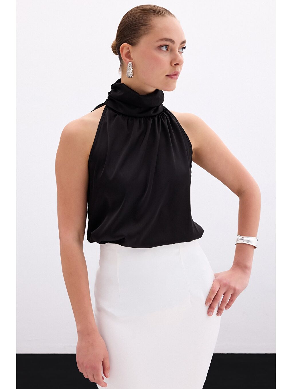 Boğazlı Kolsuz Bluz - Düz Siyah-1