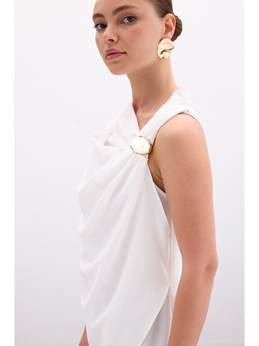 Tek Omuz Aksesuarlı Bluz - Ekru-5