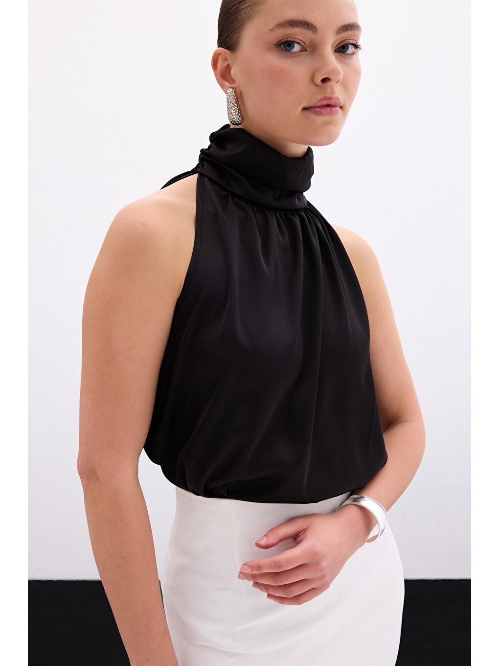 Boğazlı Kolsuz Bluz - Düz Siyah-2