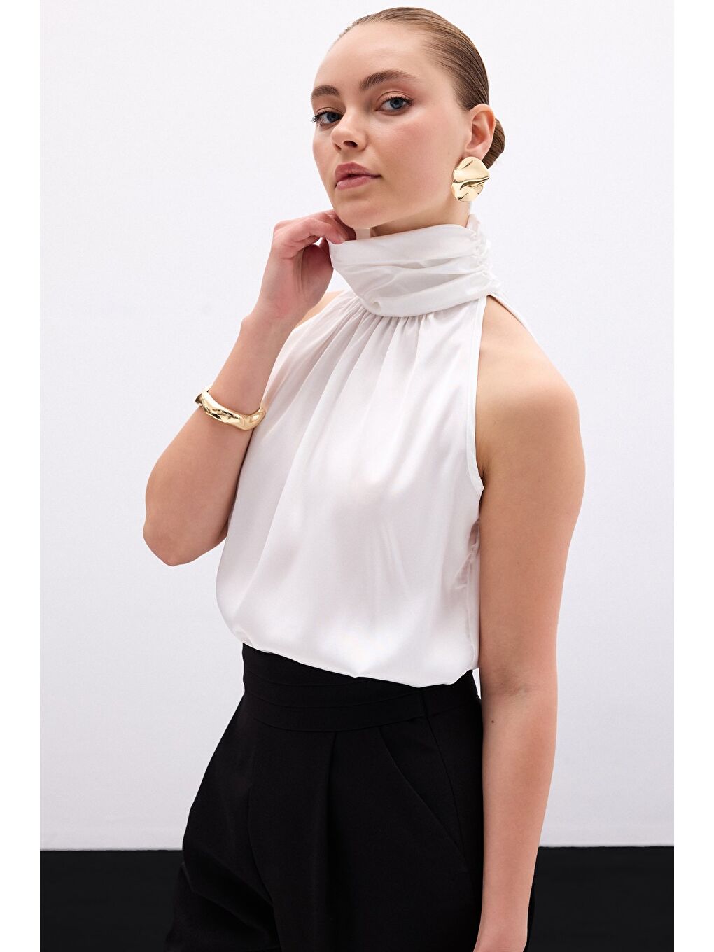 Boğazlı Kolsuz Bluz - Ekru-5