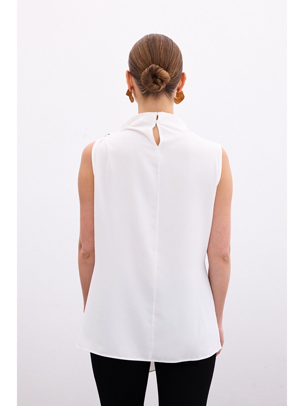 Tek Omuz Aksesuarlı Bluz - Ekru-6