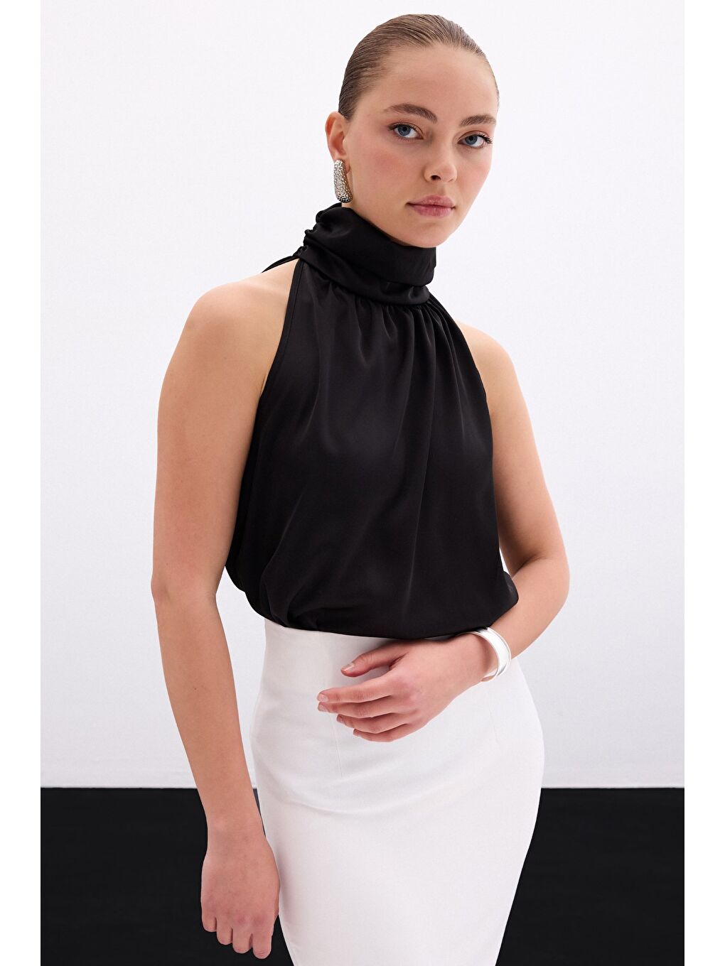 Boğazlı Kolsuz Bluz - Düz Siyah-3