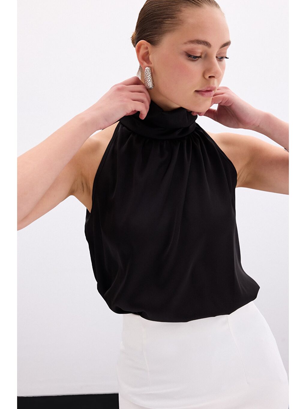 Boğazlı Kolsuz Bluz - Düz Siyah-4