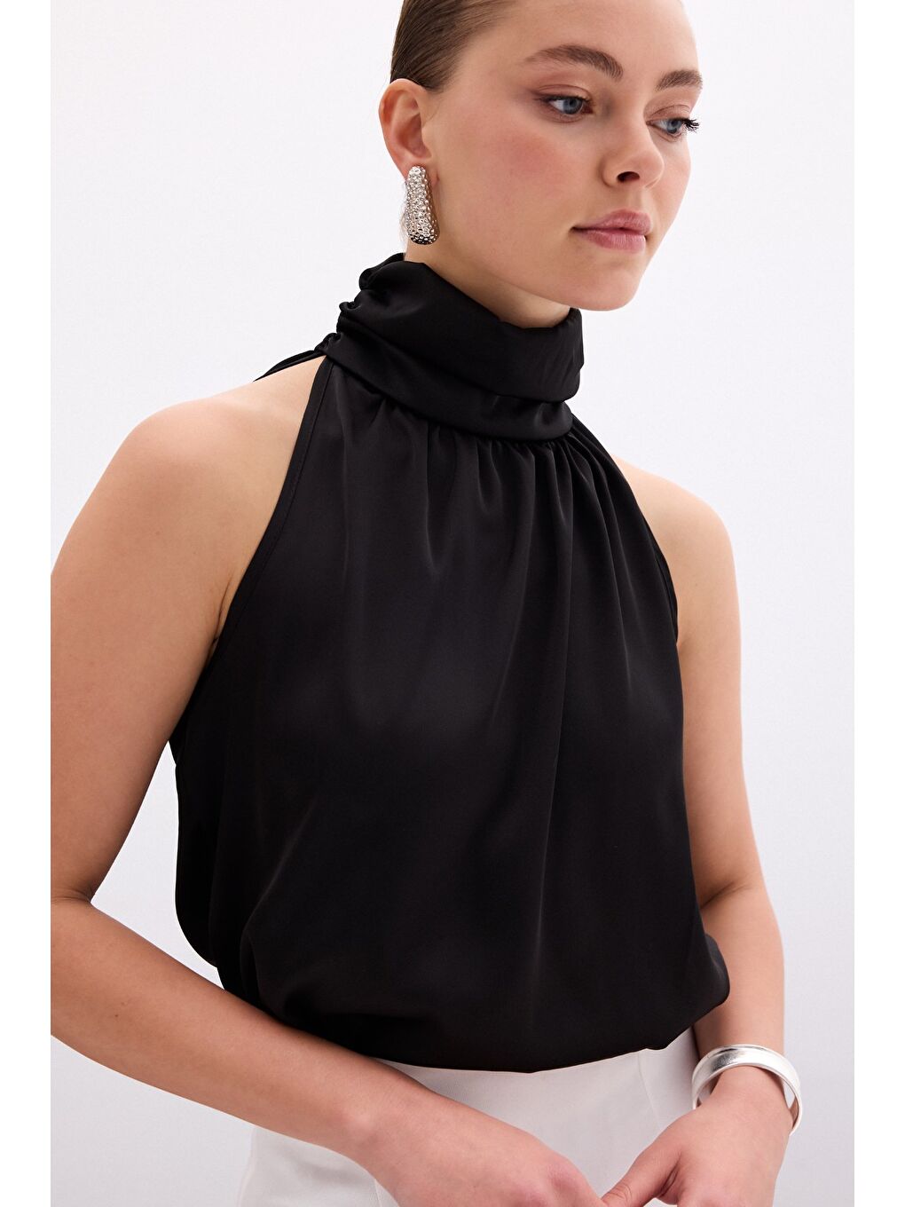 Boğazlı Kolsuz Bluz - Düz Siyah-5