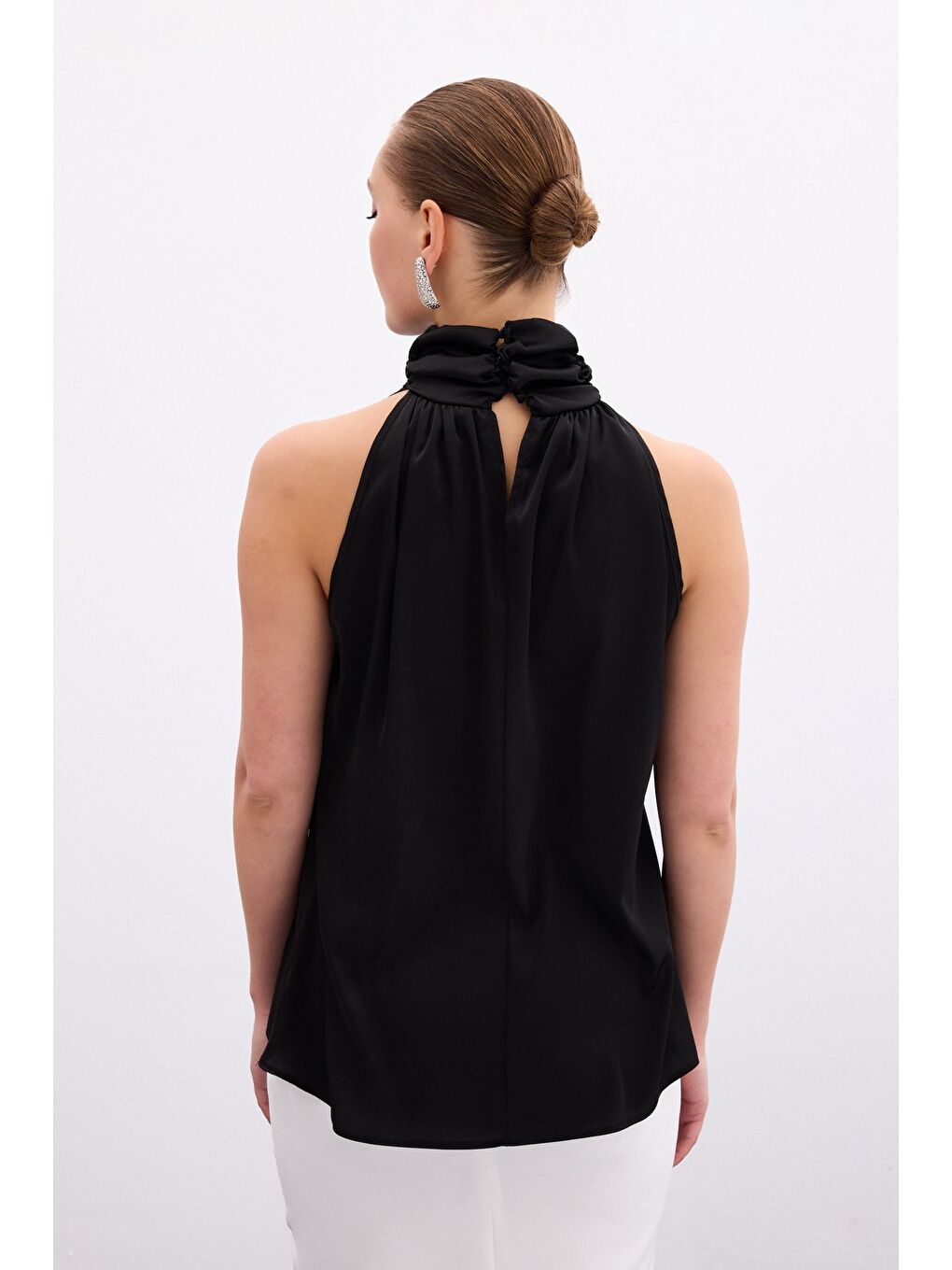 Boğazlı Kolsuz Bluz - Düz Siyah-7