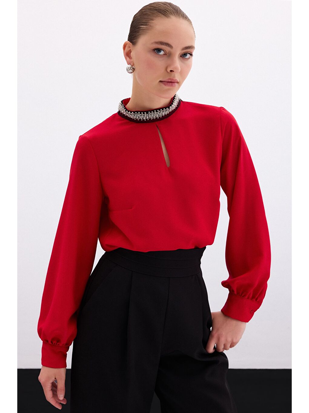Yaka Aksesuarlı Bluz - Kırmızı