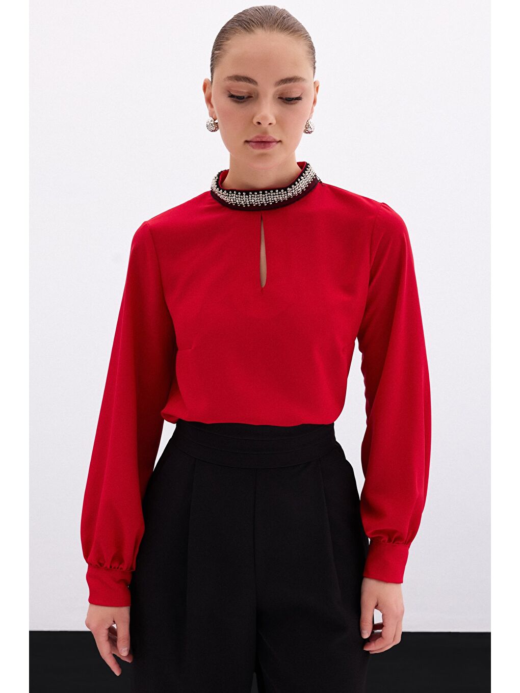 Yaka Aksesuarlı Bluz - Kırmızı-1