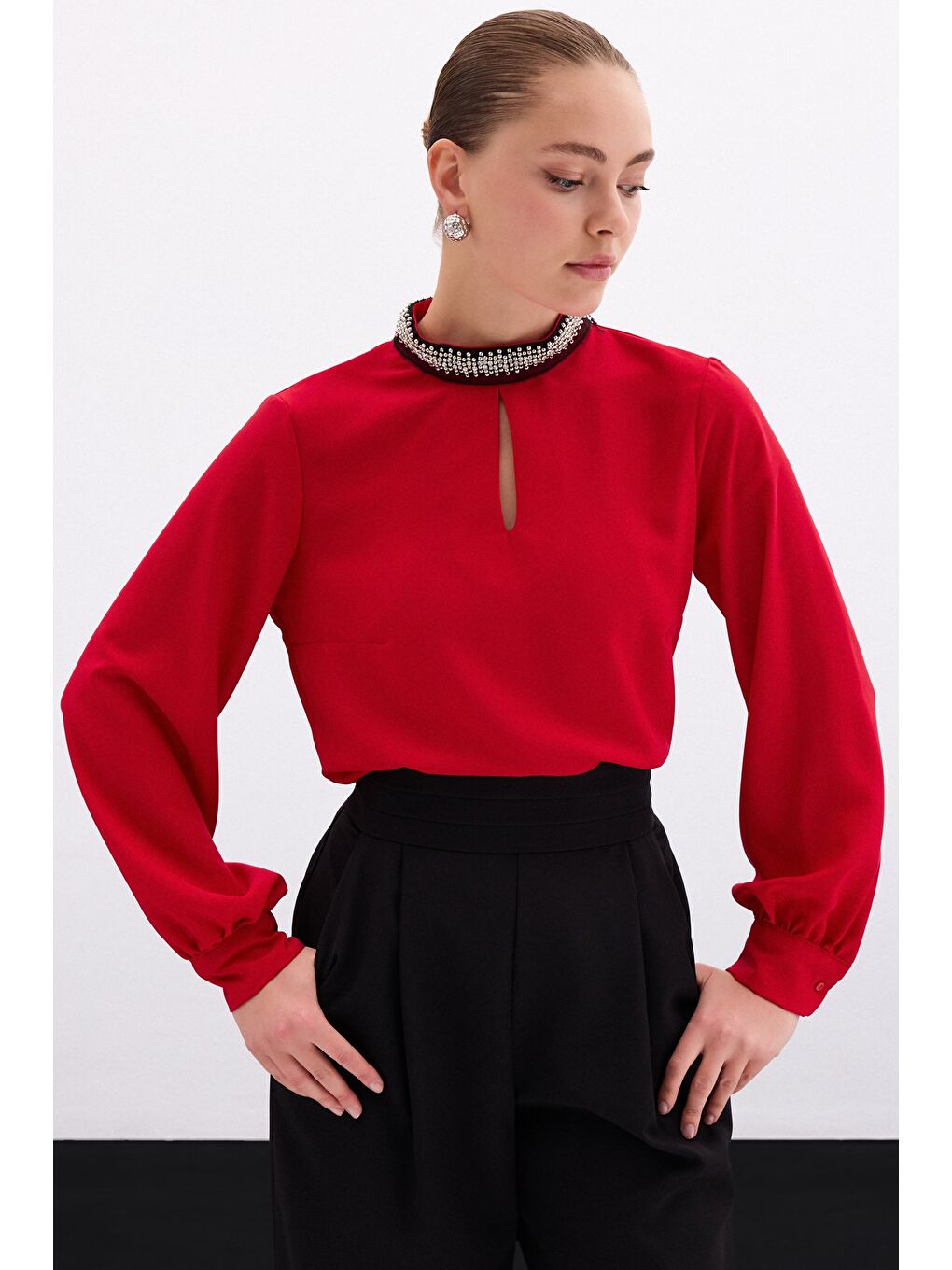 Yaka Aksesuarlı Bluz - Kırmızı-2