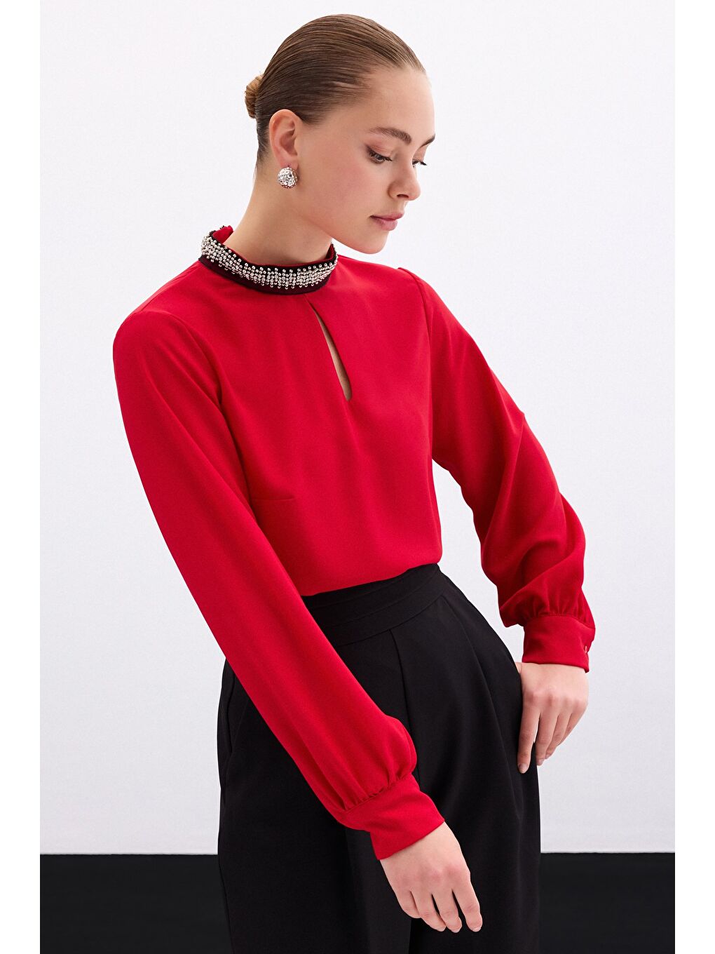 Yaka Aksesuarlı Bluz - Kırmızı-3