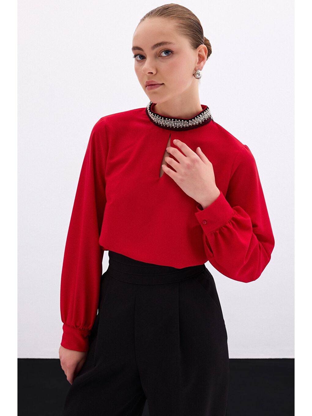Yaka Aksesuarlı Bluz - Kırmızı-4