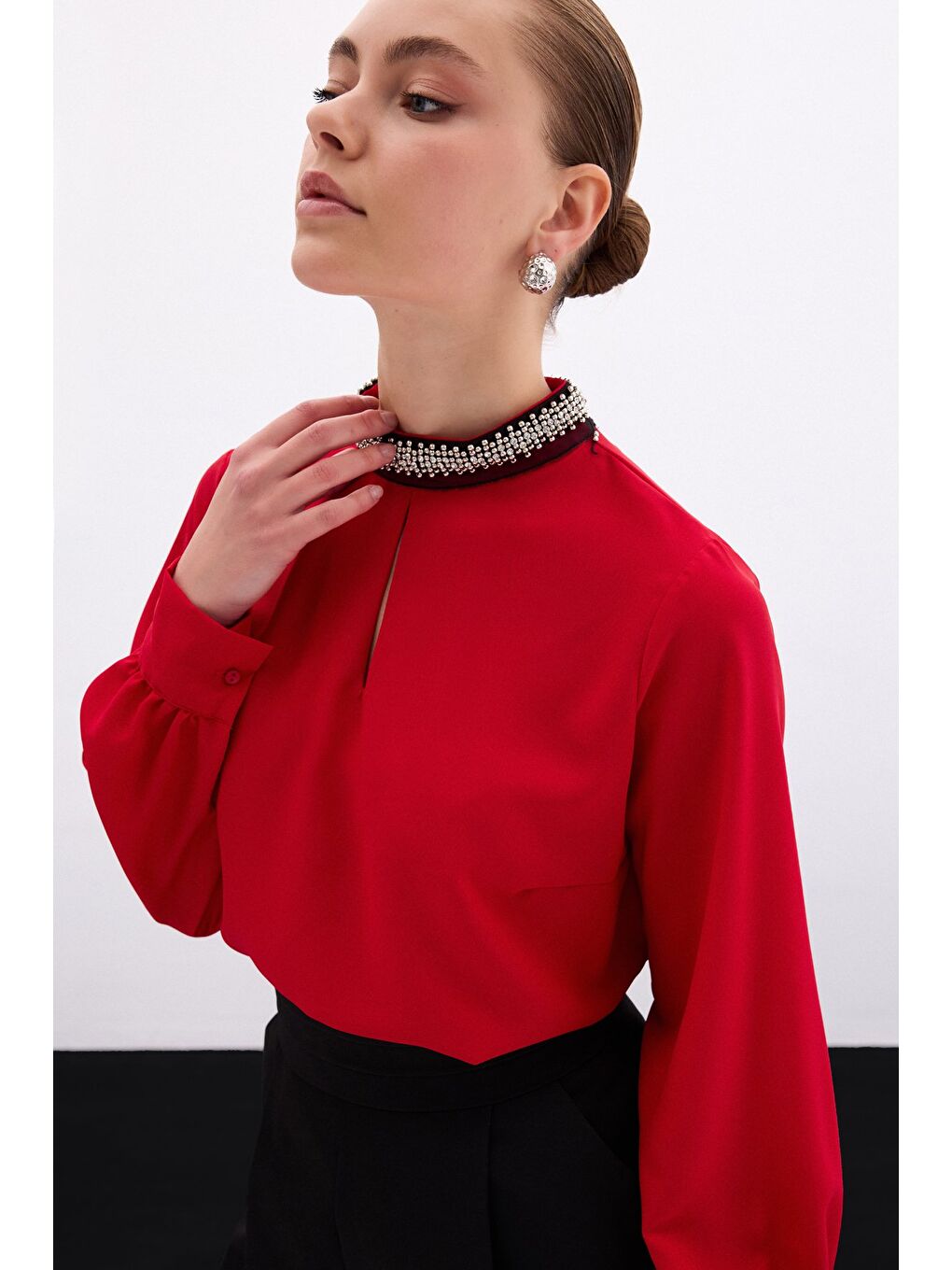 Yaka Aksesuarlı Bluz - Kırmızı-5