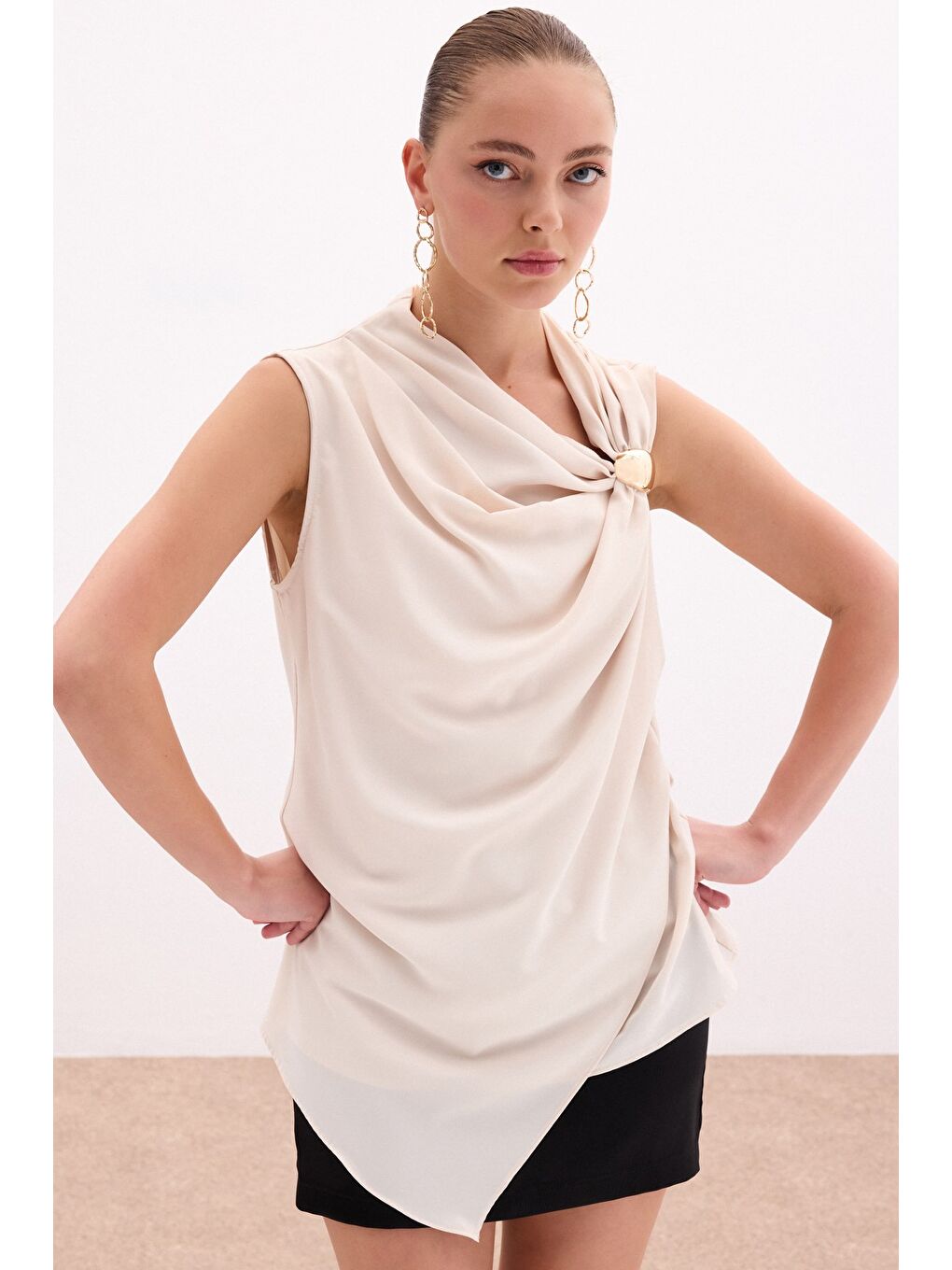 Tek Omuz Aksesuarlı Bluz - Bej-1