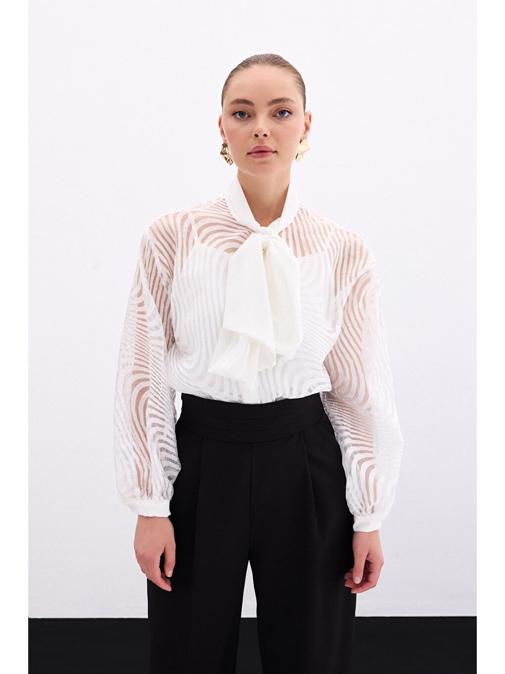 Fularlı Zebra Desenli Gömlek - Ekru-1