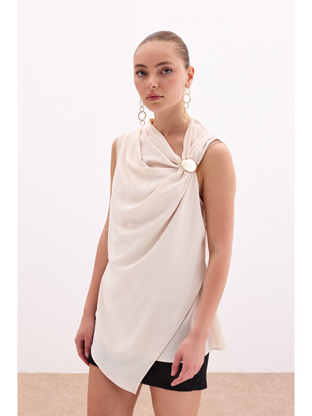 Tek Omuz Aksesuarlı Bluz - Bej-2