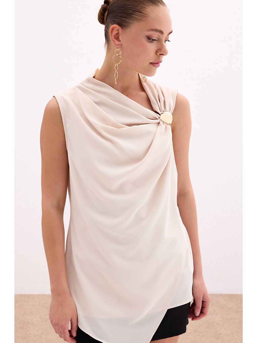 Tek Omuz Aksesuarlı Bluz - Bej-3