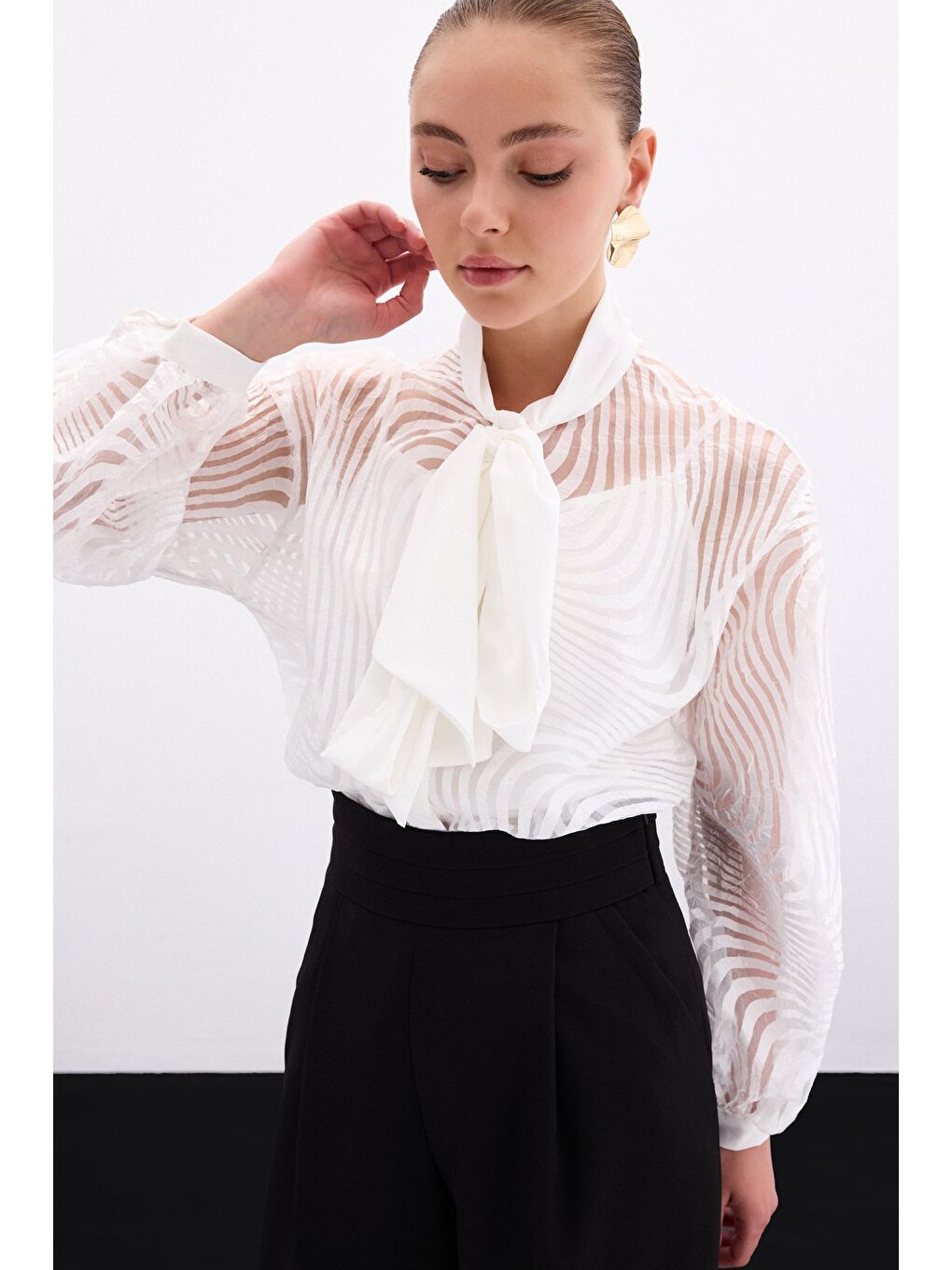 Fularlı Zebra Desenli Gömlek - Ekru-2