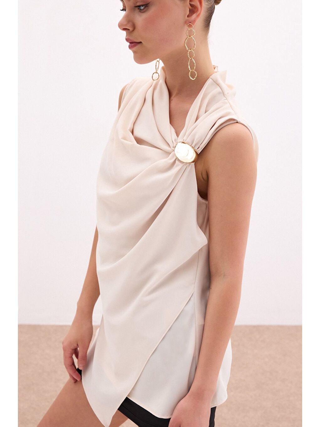 Tek Omuz Aksesuarlı Bluz - Bej-4