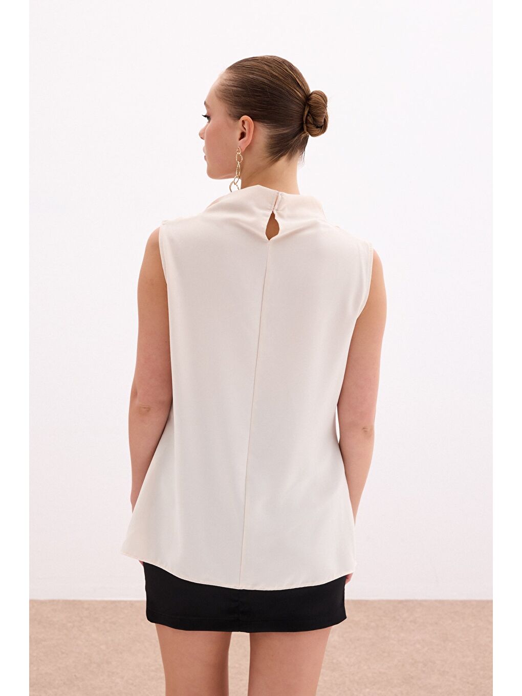 Tek Omuz Aksesuarlı Bluz - Bej-5