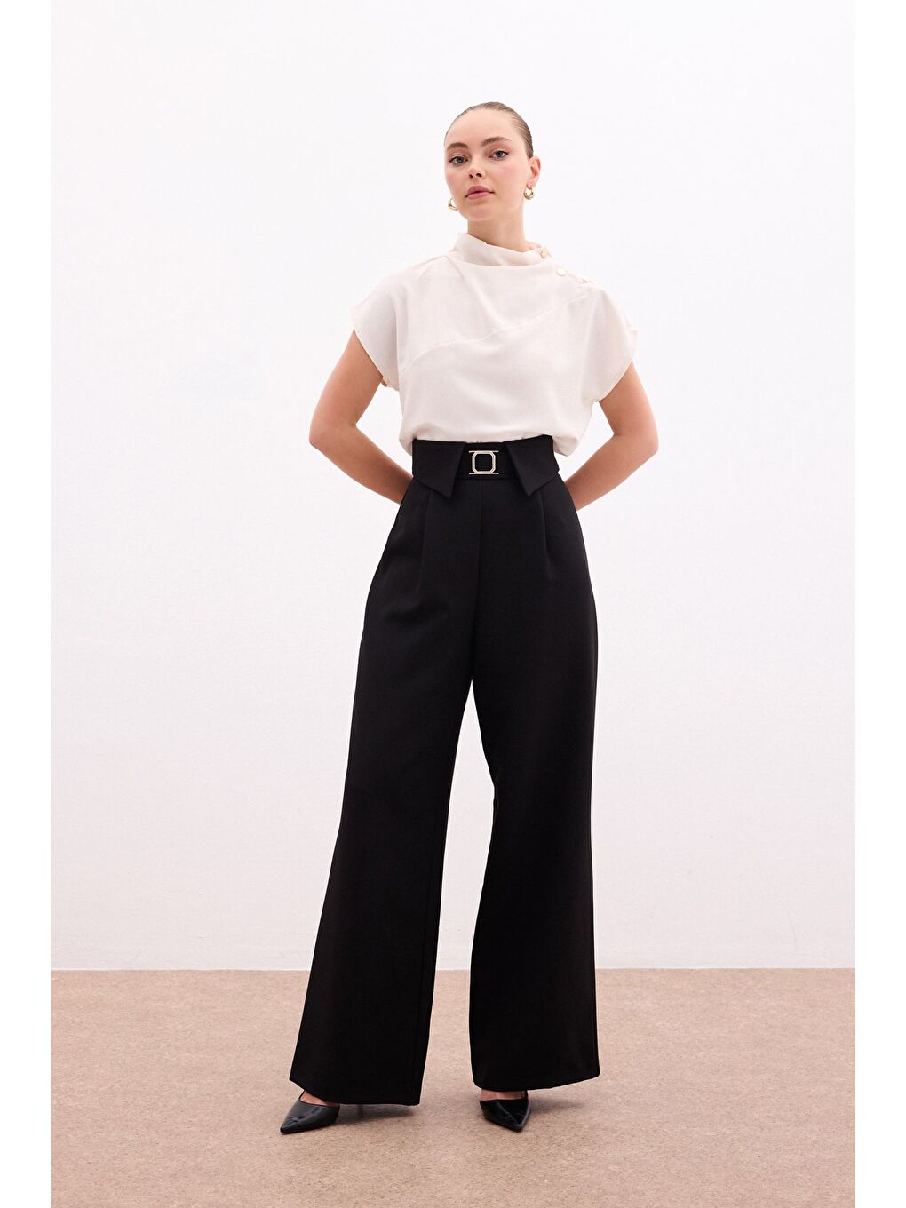 Bel Detaylı Geniş Paça Pantolon - Siyah-1