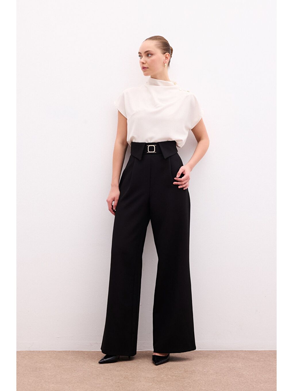 Bel Detaylı Geniş Paça Pantolon - Siyah-3