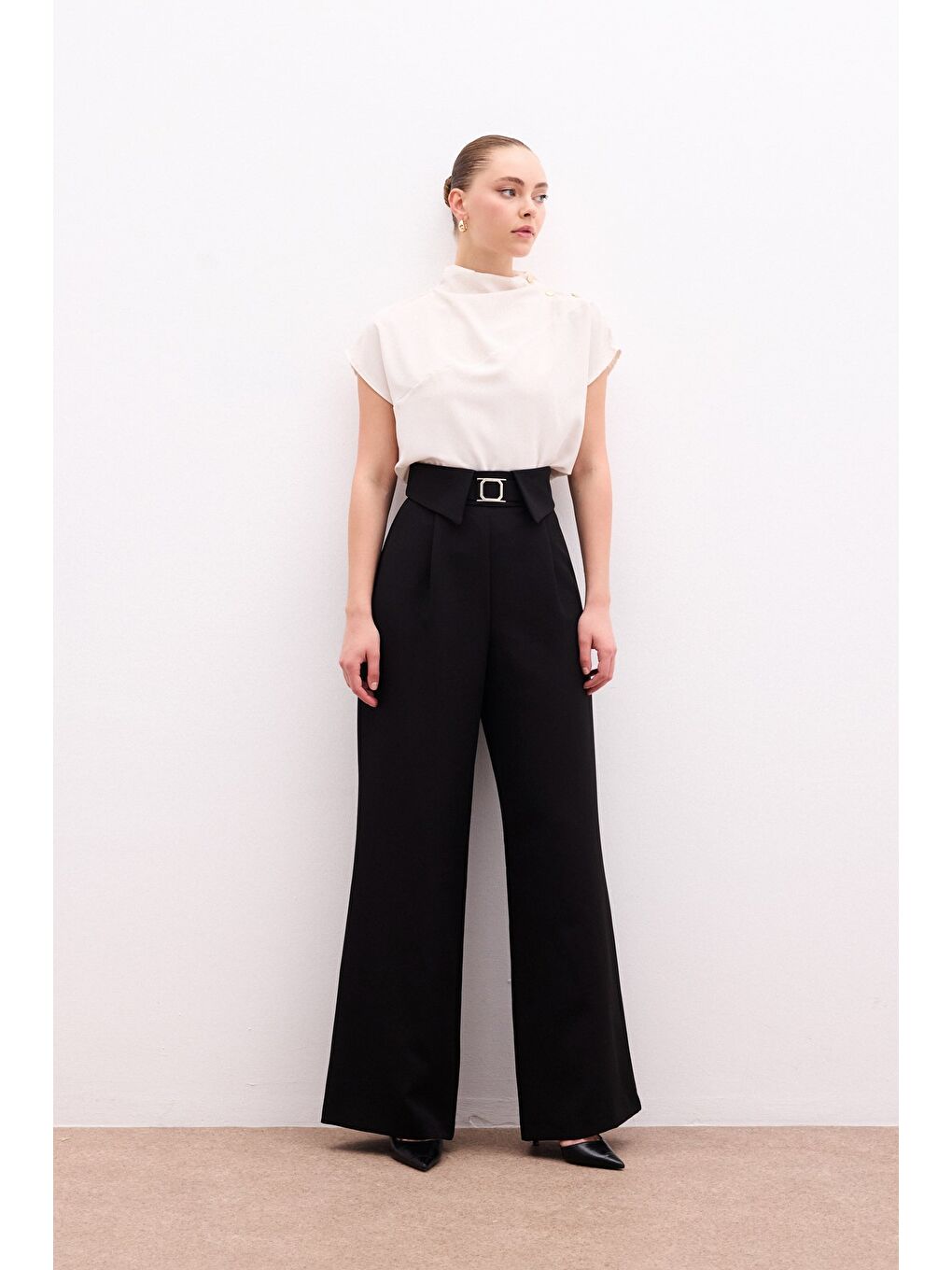 Bel Detaylı Geniş Paça Pantolon - Siyah-4
