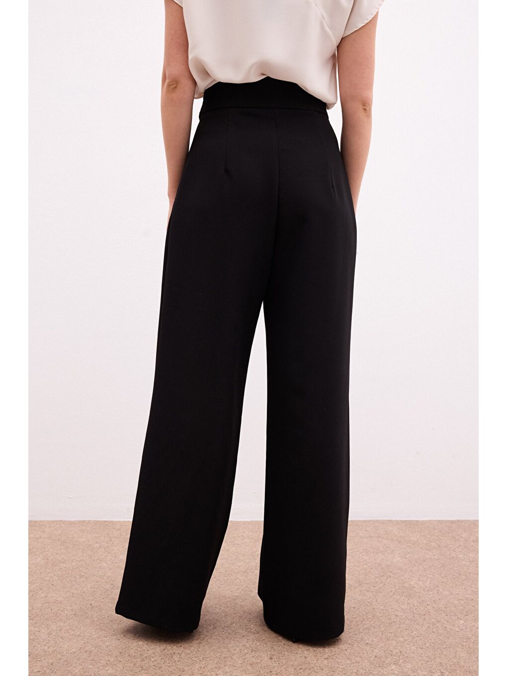 Bel Detaylı Geniş Paça Pantolon - Siyah-7