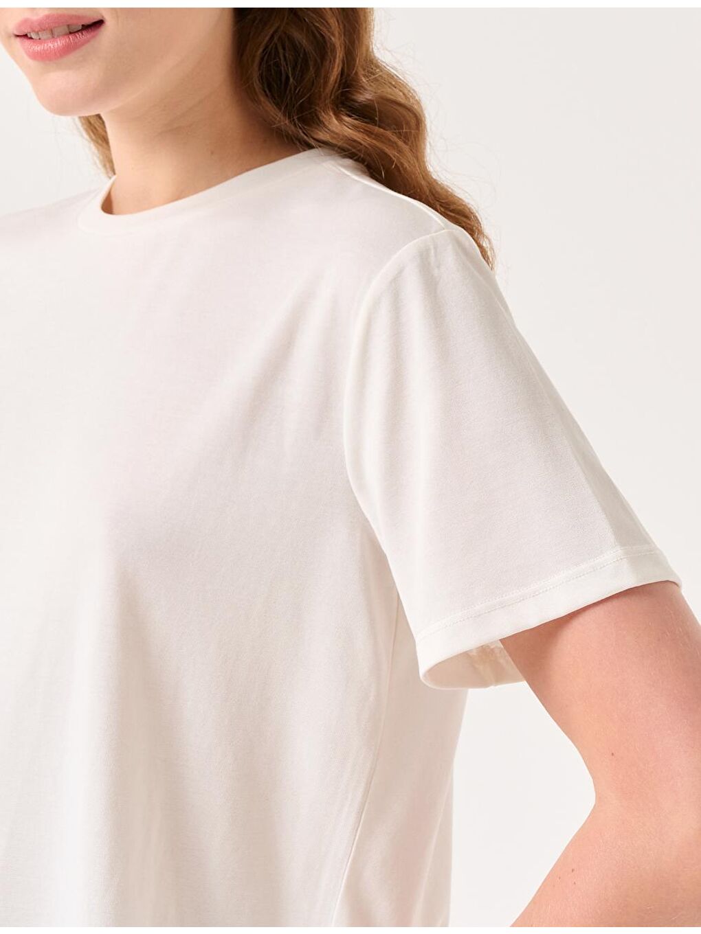 Beyaz Düz Kesim Bisiklet Yaka Kısa Kollu Basic Örme Tişört-1