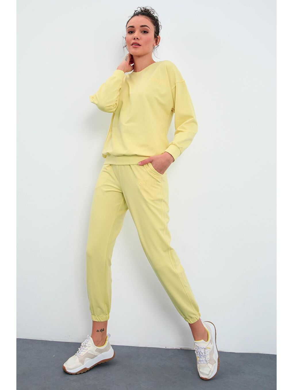 TOMMYLIFE Limon Sarısı Limon Bisiklet Yaka Oversize Lastik Paça Kadın Eşofman Takımı - 95287 - 3