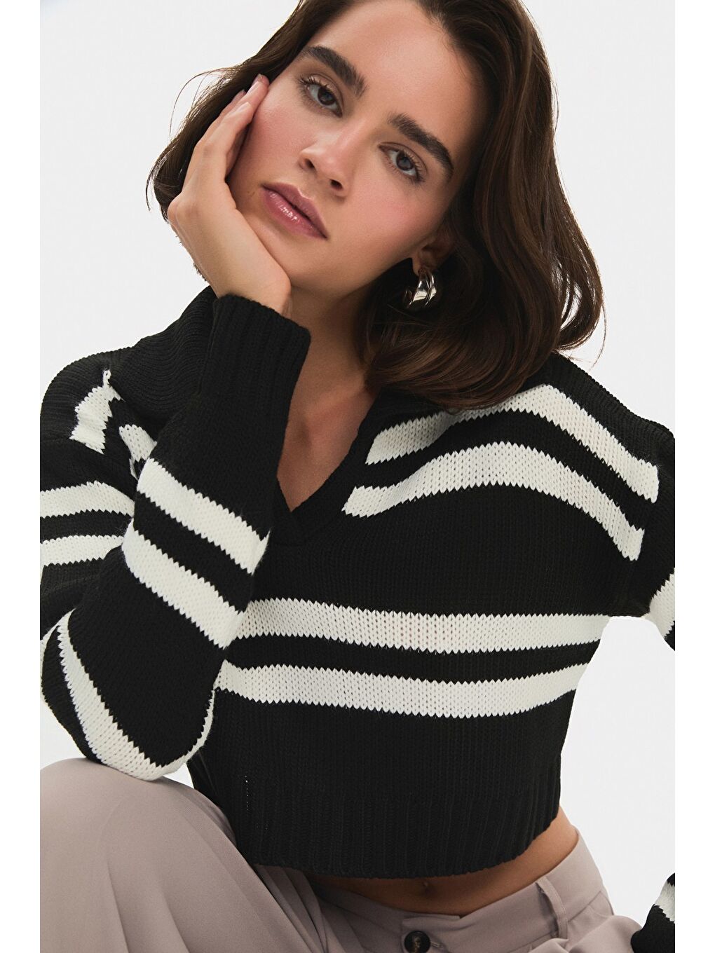 Siyah Kadın Çizgili Yaka Detaylı Crop Kazak-3