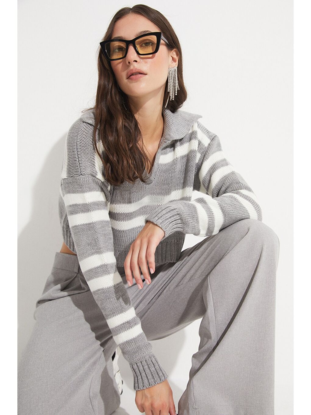 Gri Kadın Çizgili Yaka Detaylı Crop Kazak-3