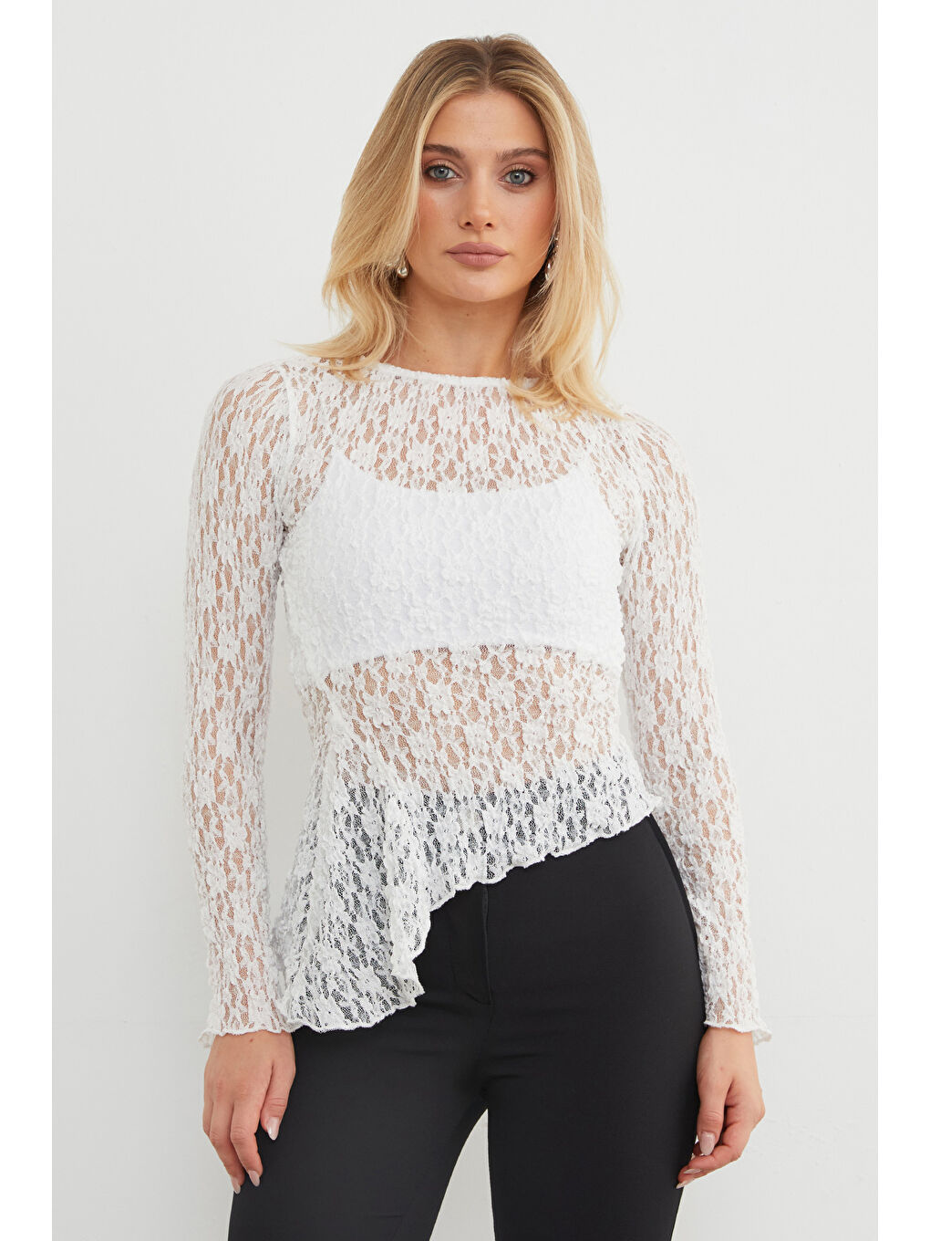 Beyaz Elastanlı Asimetrik Dantel Bluz