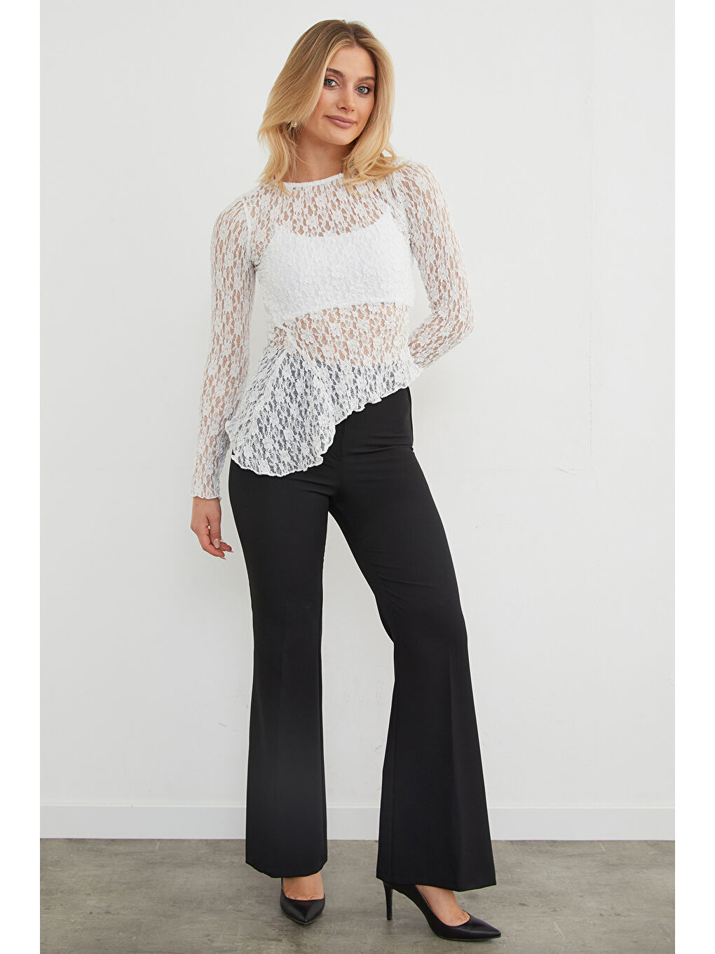 Beyaz Elastanlı Asimetrik Dantel Bluz-3