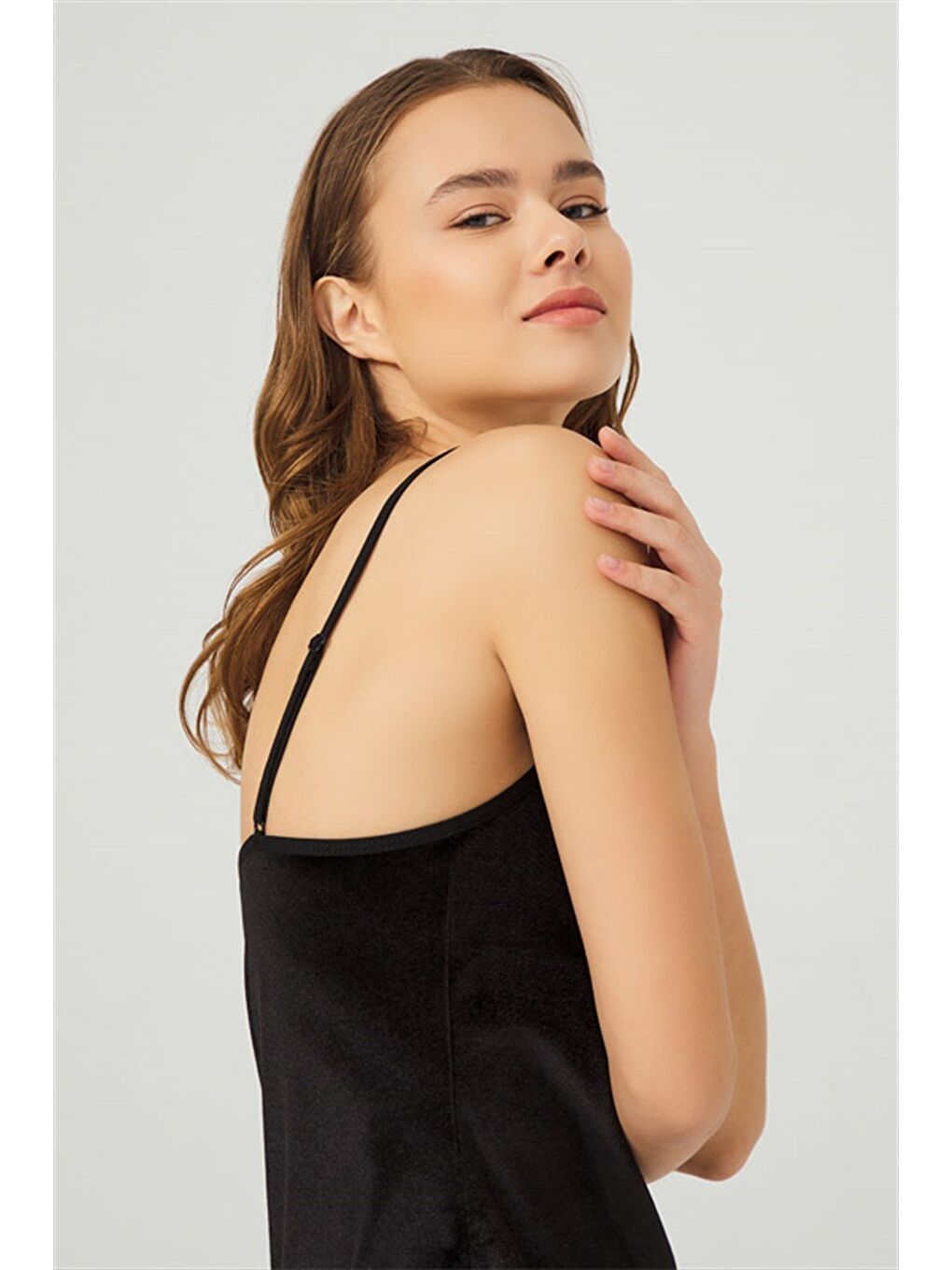 Siyah Dantelli İnce Askılı Kadife Kadın Gecelik-6