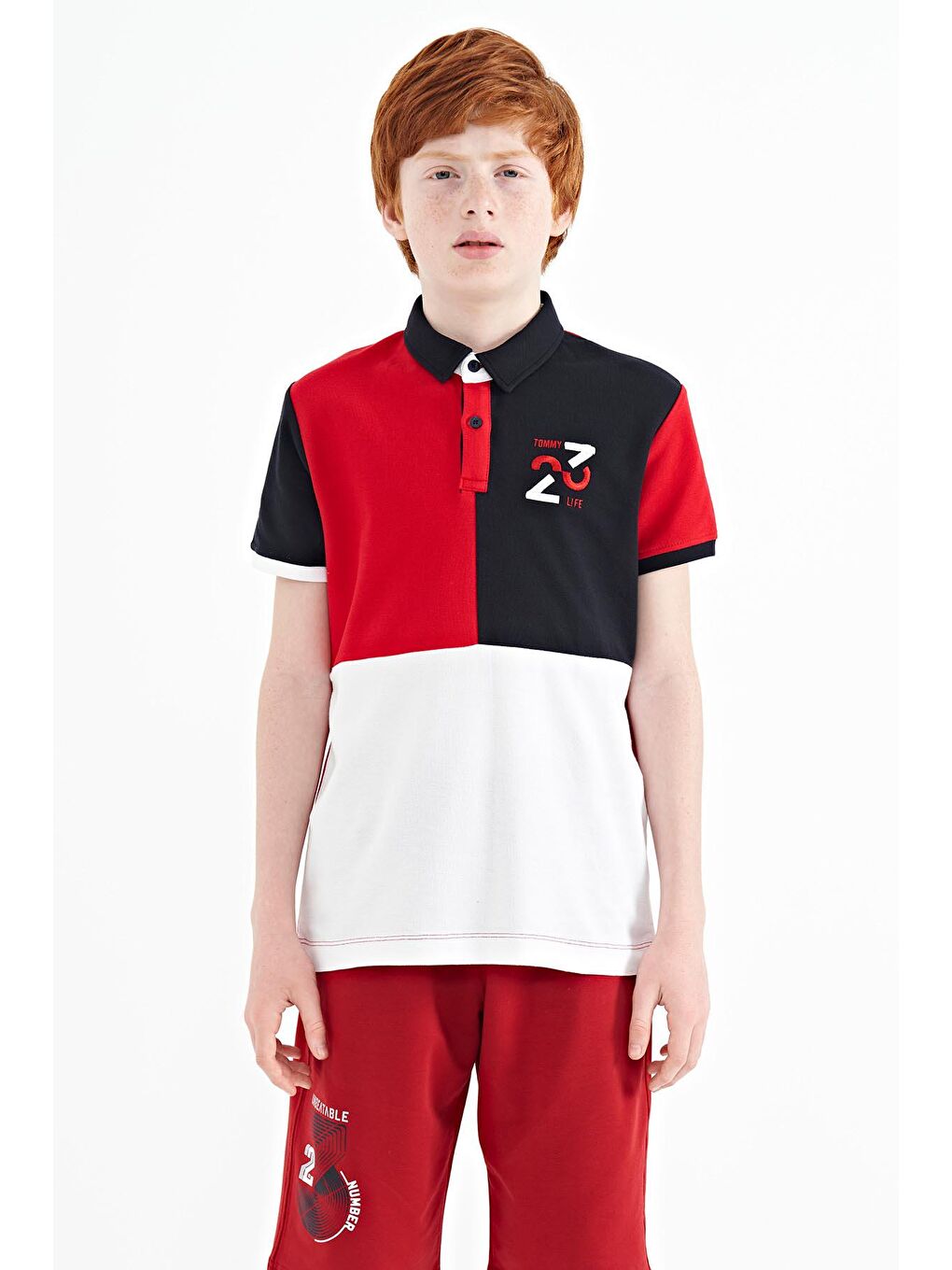 TOMMYLIFE Kırmızı Renk Bloklu Nakış Detaylı Standart Kalıp Polo Yaka Erkek Çocuk T-Shirt - 11108